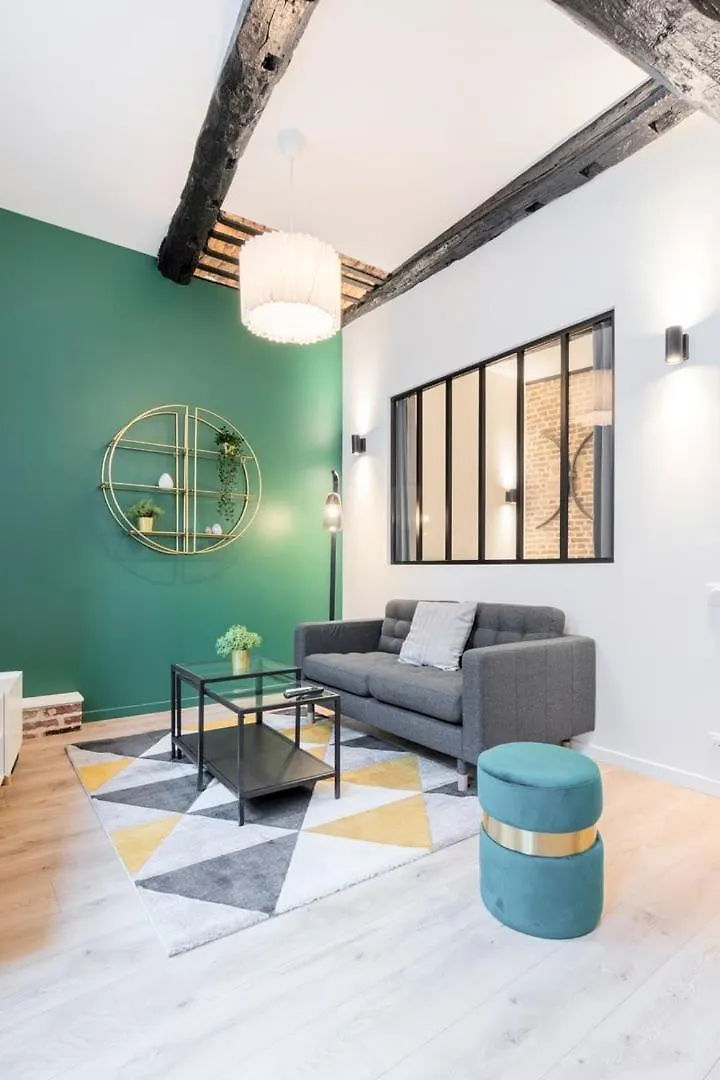 Character Apartment In The Heart Of Old リール