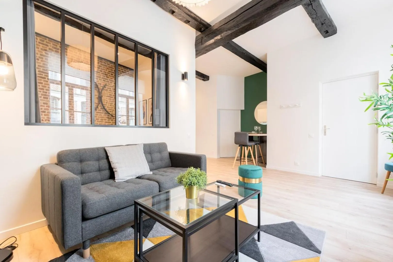 Character Apartment In The Heart Of Old リール