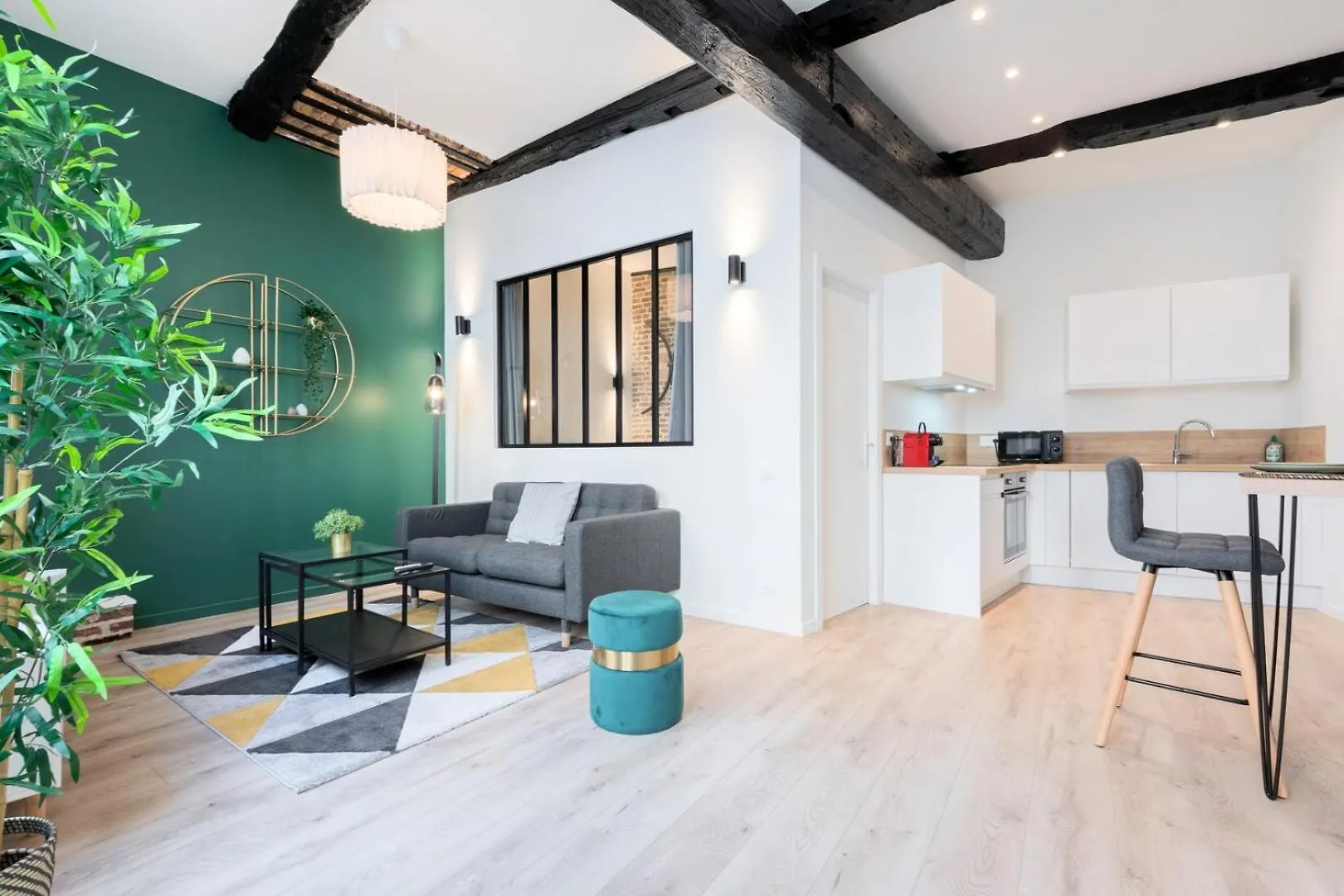 Character Apartment In The Heart Of Old リール